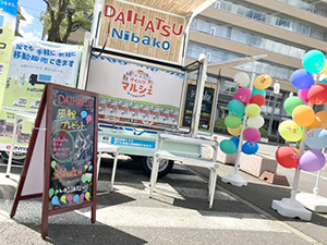 Nibakoでの風船プレゼントの様子